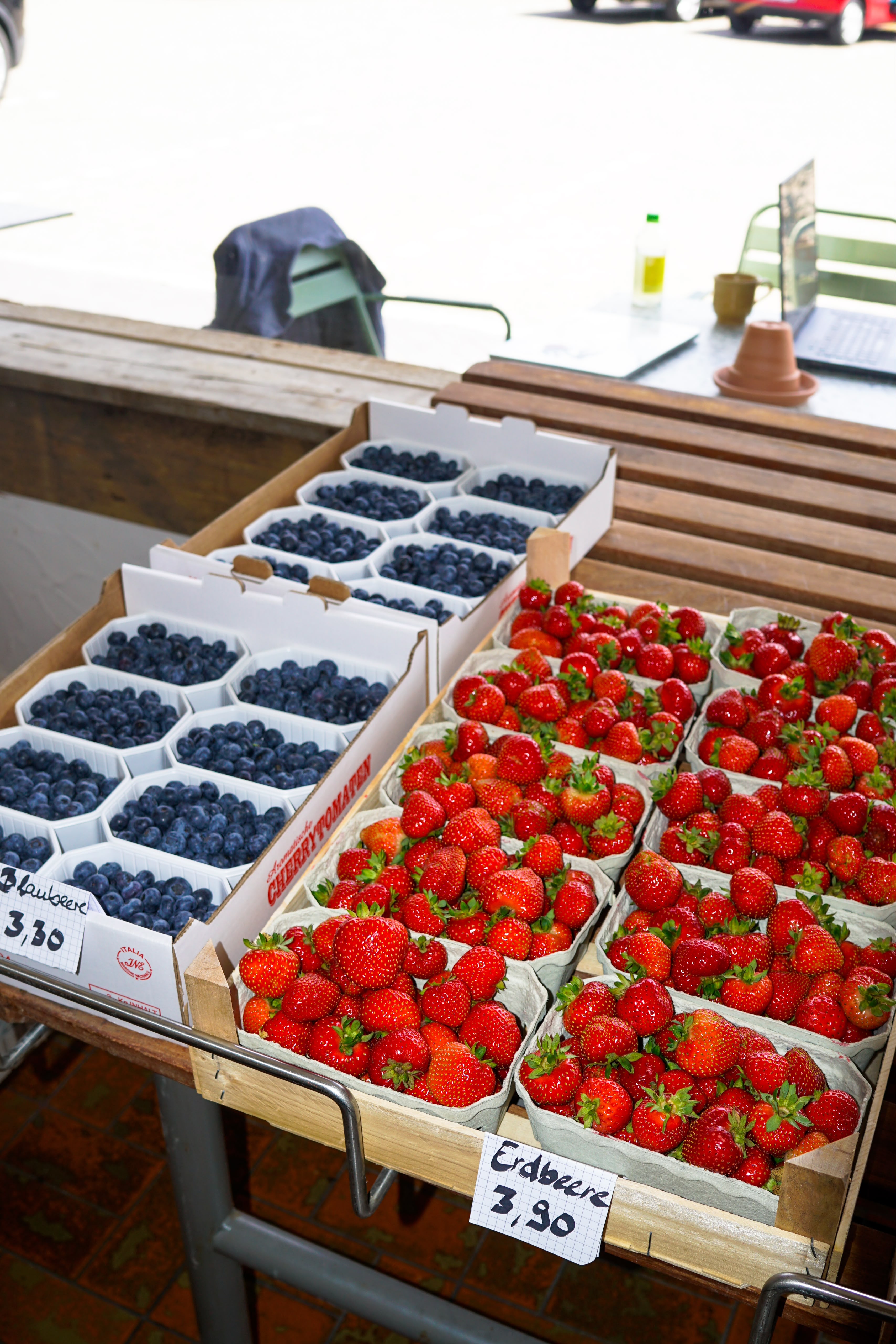 Frische Erdbeeren und Blaubeeren im Café