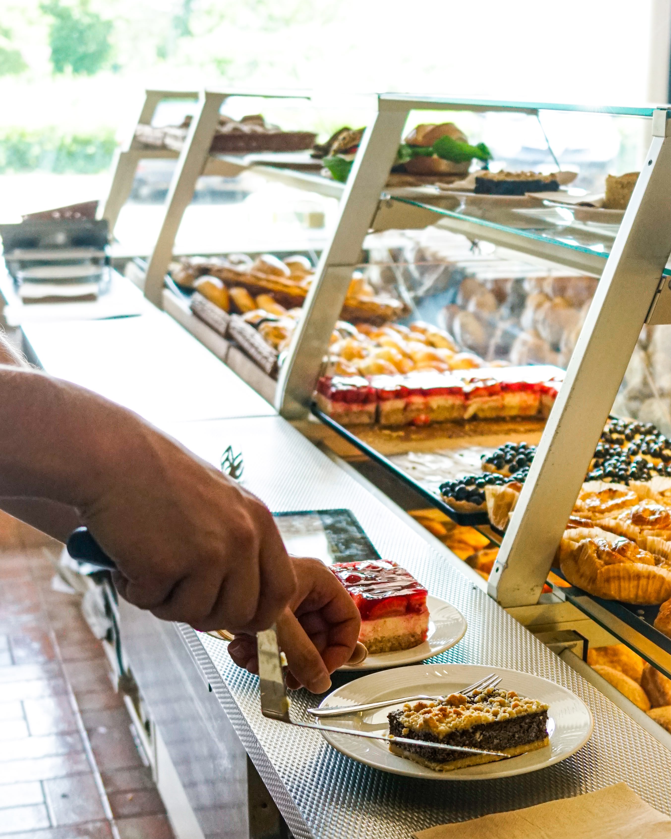 Kuchen und Gebäck in der Café-Theke