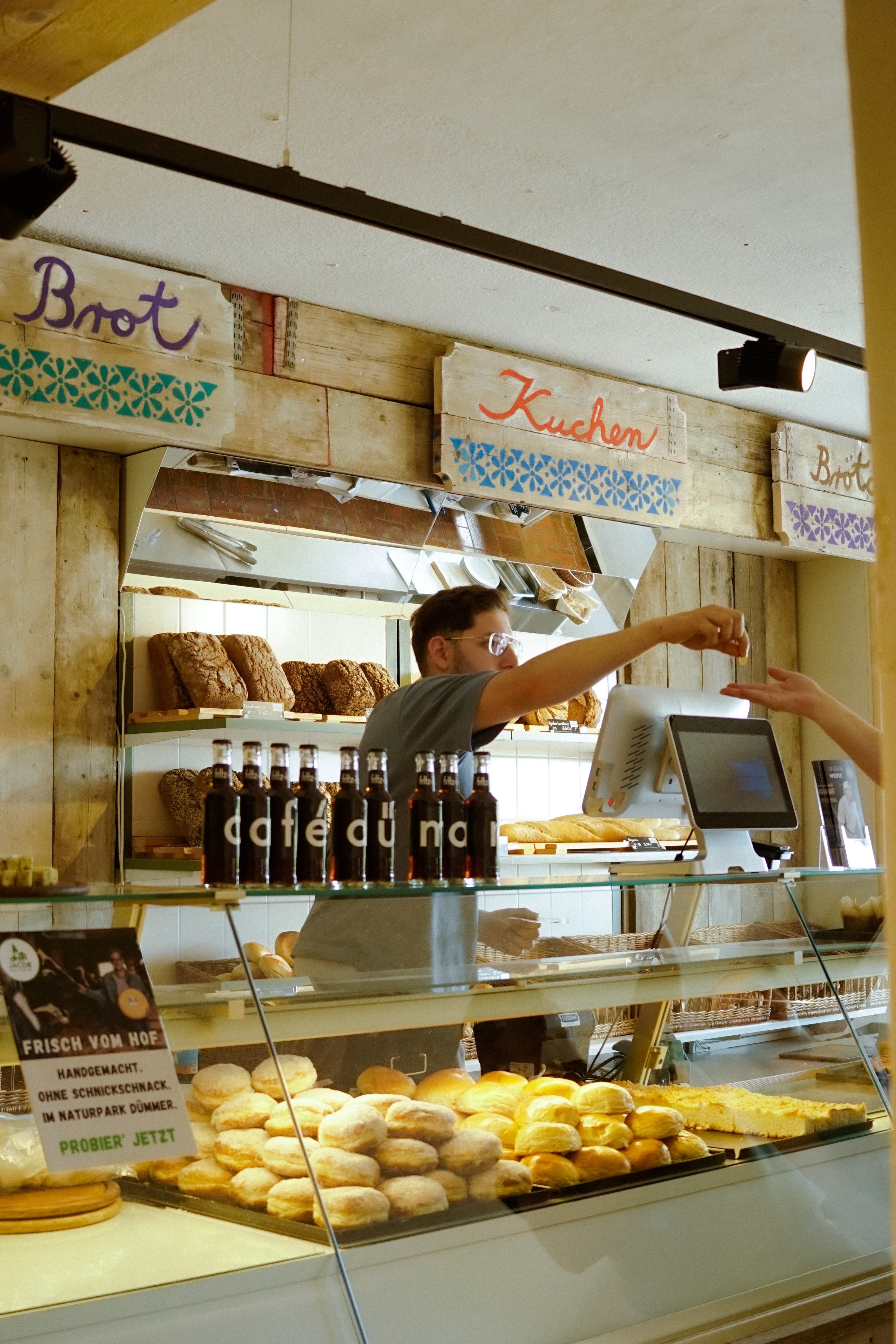 Café Dü Mar Theke mit Brot, Kuchen und Brötchen